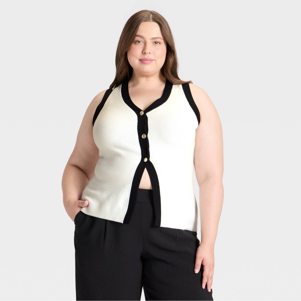 NWOT. Women’s Sweater Vest.   White /Black.  XL